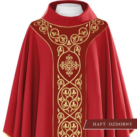 Czerwony ornat liturgiczny zdobiony haftem na aksamicie 