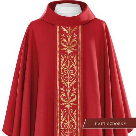 Czerwony ornat liturgiczny zdobiony pasem  