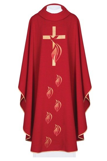 Czerwony ornat z haftowanym symbolem Ducha Świętego